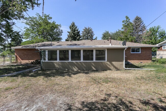 Building Photo - 2408 Lake Dr