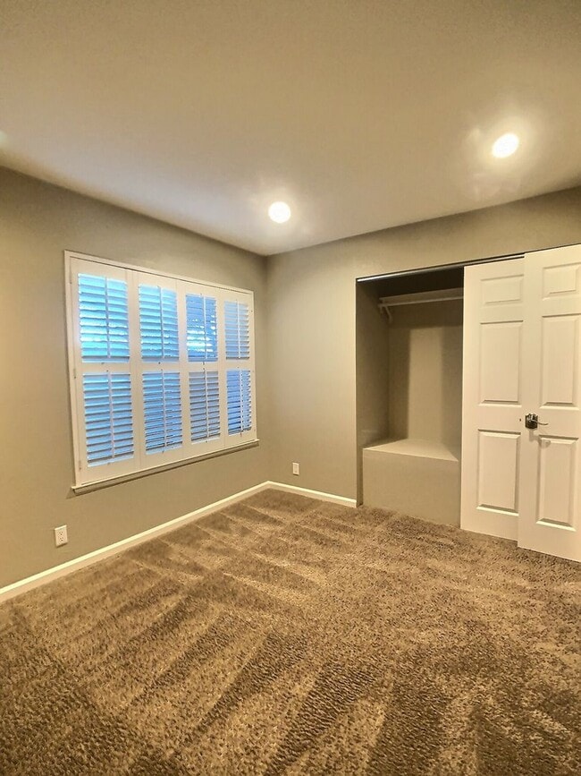 Building Photo - Dry Creek Village Townhouse!