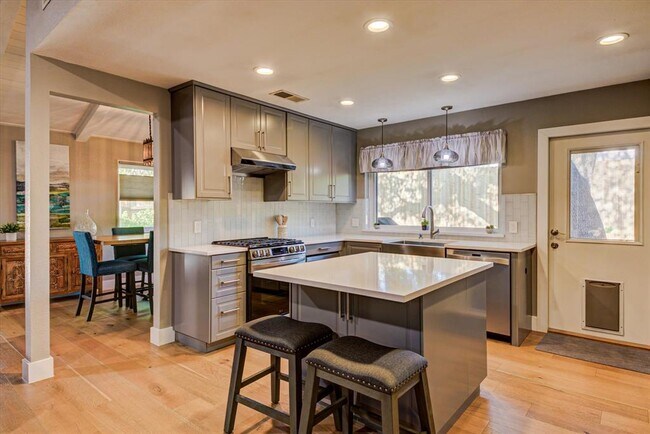 Building Photo - 2713 Bryonhall Dr