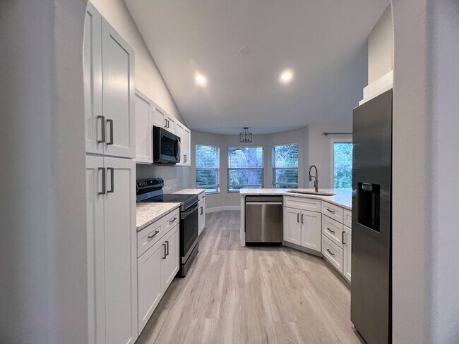 Building Photo - 847 High Pointe Cir
