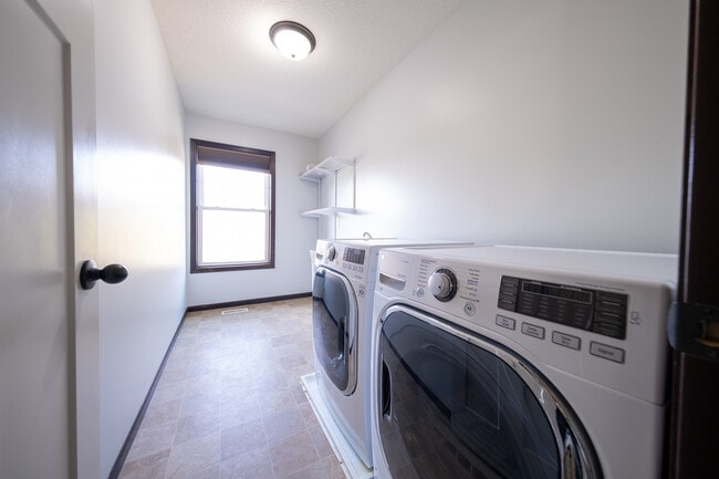 Building Photo - 2638 Vierling Dr E