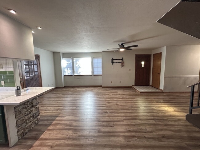 Building Photo - "Charming 2-Bed Townhouse Oasis with 2.5 Baths in Prime Las Vegas Location!"