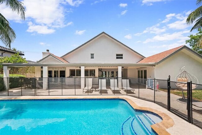 Building Photo - 413 Holiday Dr