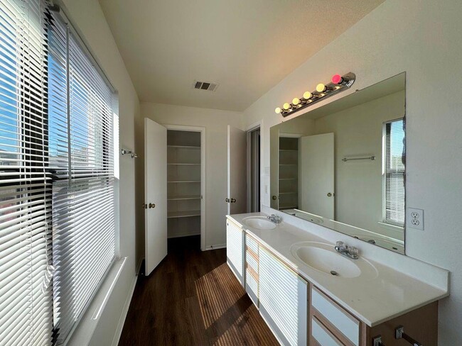 Building Photo - 2013 Rim Rock Dr