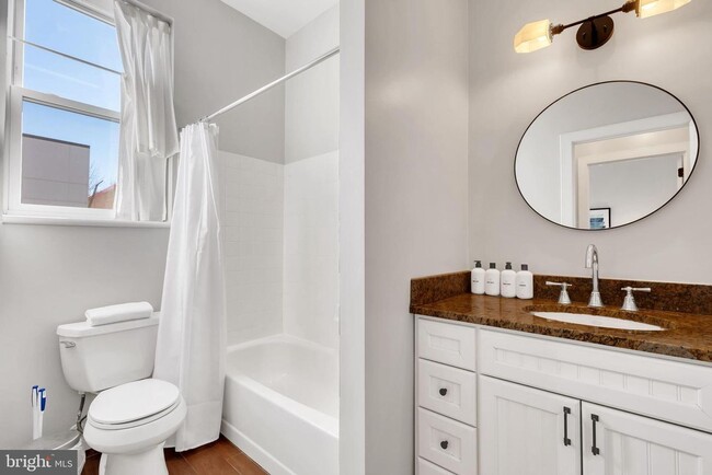 Building Photo - Sunny 1 bedroom/1 bath in Adams Morgan!