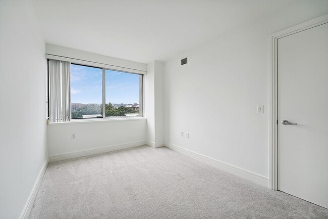 Building Photo - Concierge Building! Available Now! Electri...