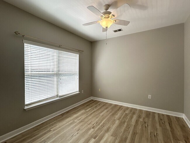 Building Photo - Convenient Boone Living – 3BD/3BA at Pine ...