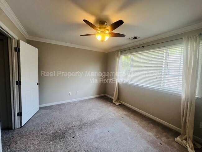 Building Photo - 1224 Green Oaks Ln