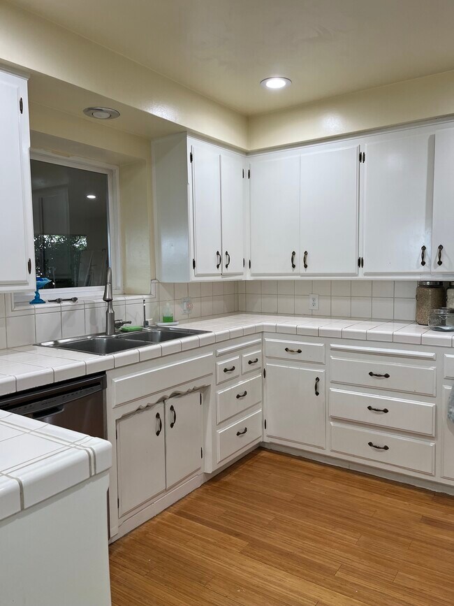 Building Photo - 5273 Montecito Dr