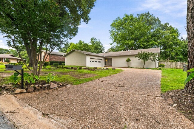Building Photo - 4-BED, 2-BATH ALL-BRICK HOME NEAR JONESBORO COUNTRY CLUB!