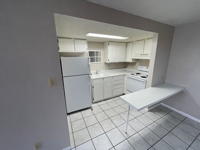 Building Photo - Studio apartment 1/2 block from campus! Re...