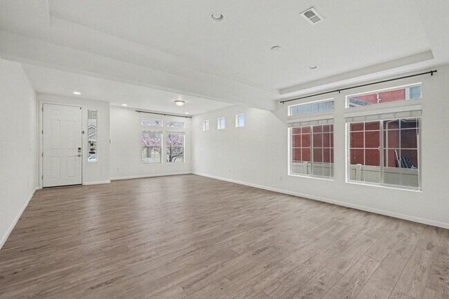 Building Photo - Stunning 4bed/3bath Oakwood Model Home in Erie