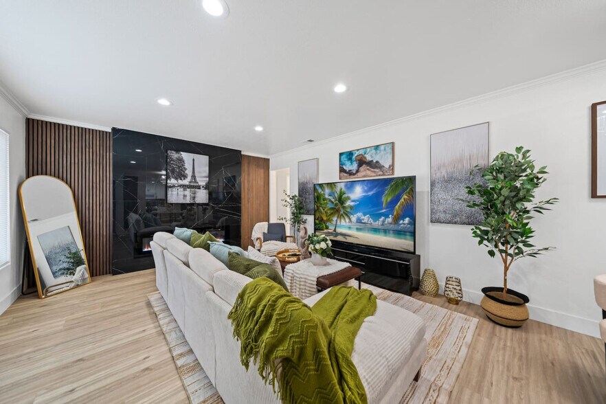 Building Photo - 606 S Sunshine Ave
