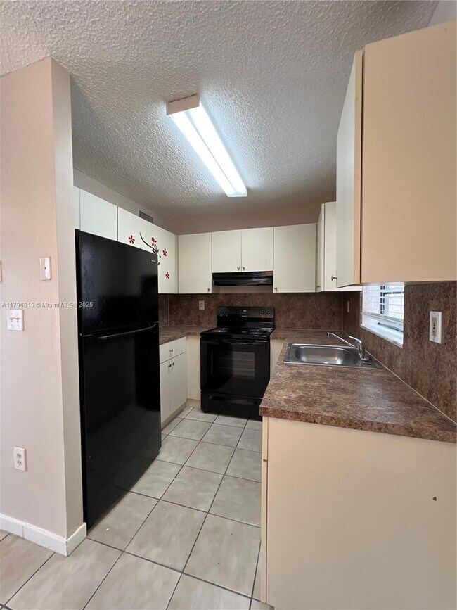 Building Photo - 2580 W 60th St