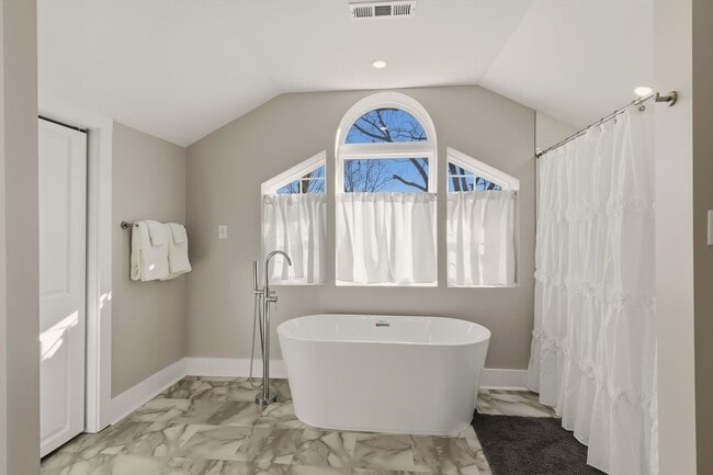 Building Photo - Maryville 37803 - COMING SOON 3 bedroom 2 bath - Furnished or Unfurnished - call Tom Parry 865-60...
