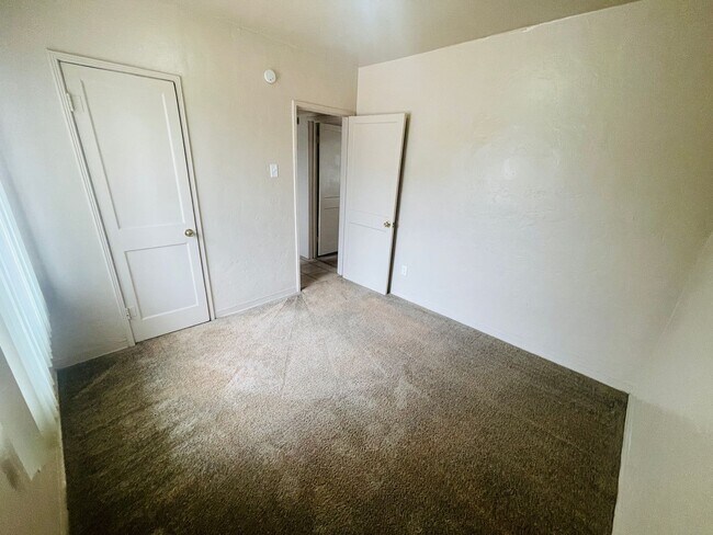 Building Photo - Two Bedroom w/ A/C, Yard and Carport - 500...