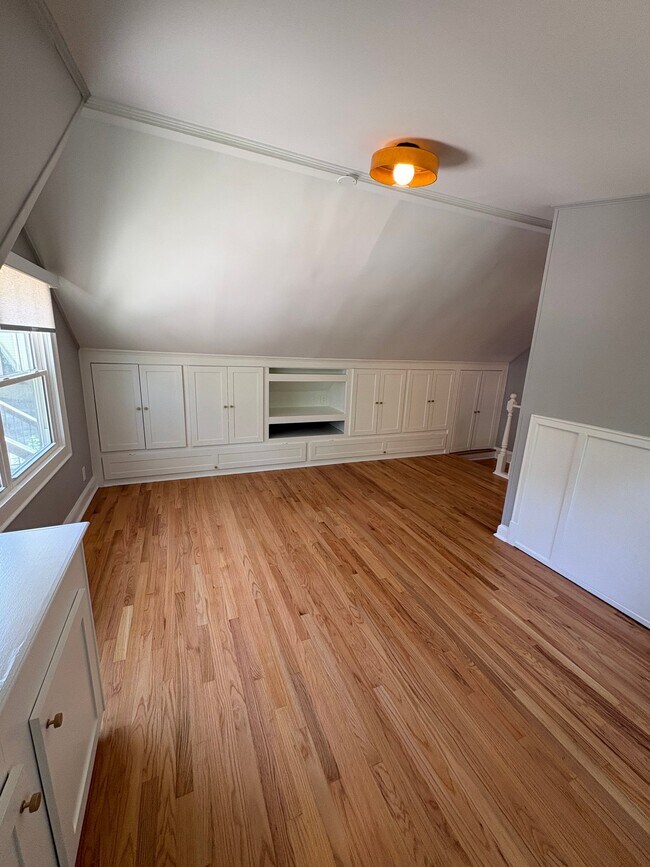 Building Photo - 1151 Rosedale Dr NE