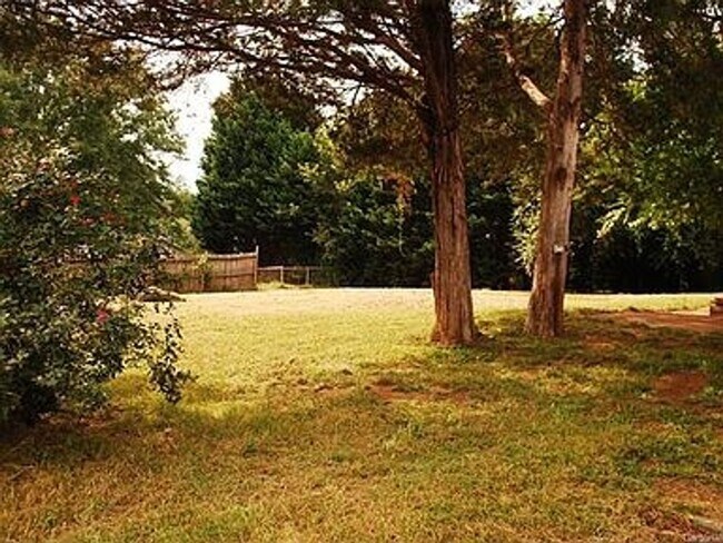 Building Photo - great neighbourhood, spacious 2248 hart rd