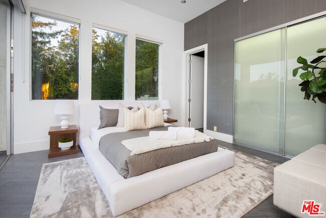 Building Photo - 2666 Hutton Dr