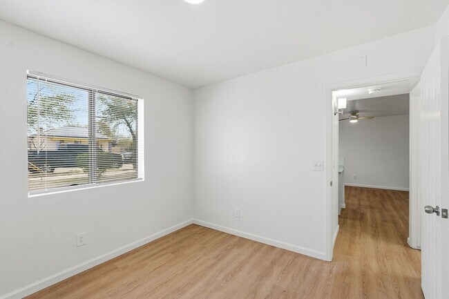 Building Photo - 317 N Vine Ave