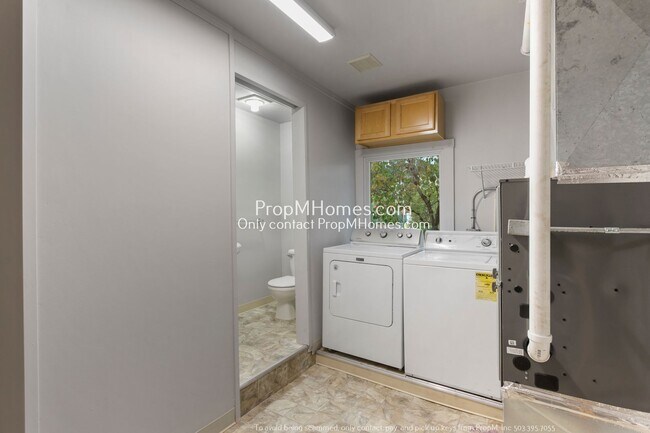 Building Photo - Beautiful Three Bedroom Home in the Heart of Oregon City!