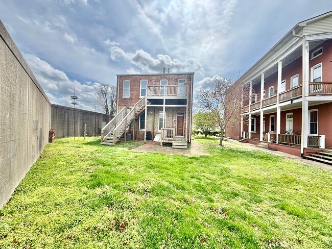 Building Photo - NuLu - Butchertown! Spacious 1BR in Historic District