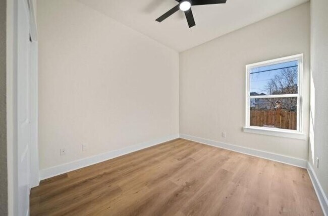 Building Photo - 236 E 39th St