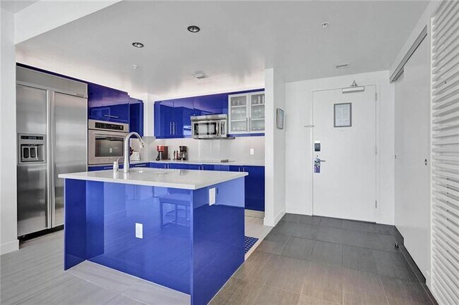 Building Photo - 3101 Bayshore Dr