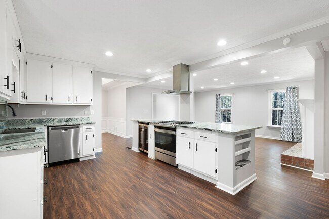 Building Photo - Beautifully Renovated Raised Ranch near Lake Allatoona