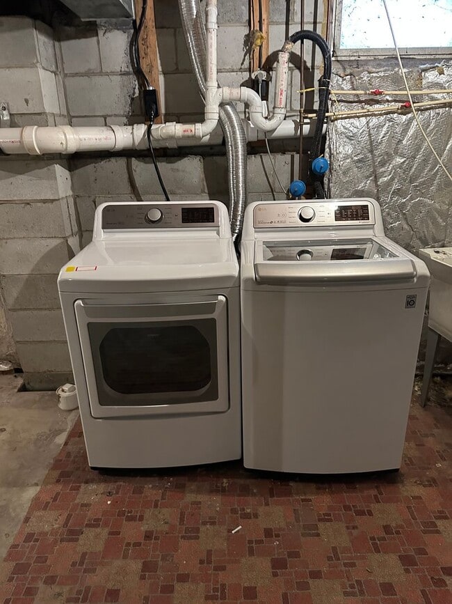 Building Photo - 4 bedroom 2.5 bath single family in Burlington Township