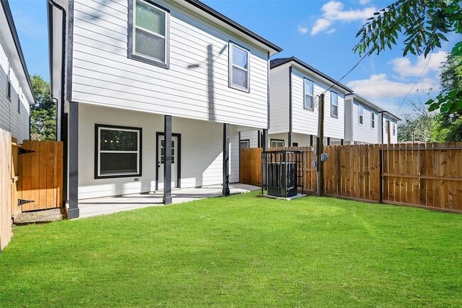 Building Photo - 1071 St Clair St