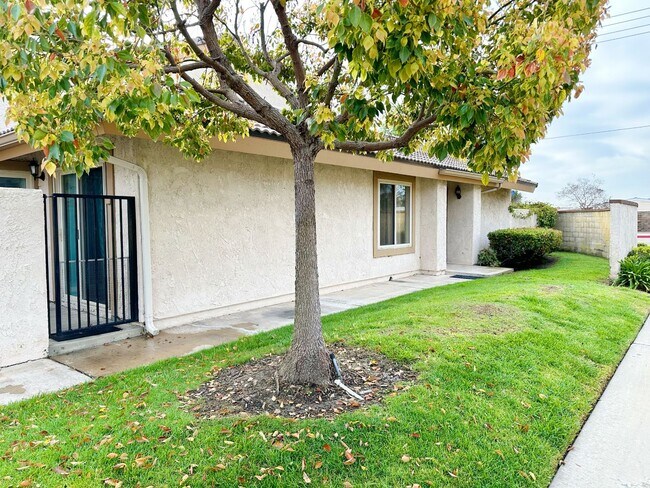 Building Photo - Spacious Single-Level Attached Home w/ Yard
