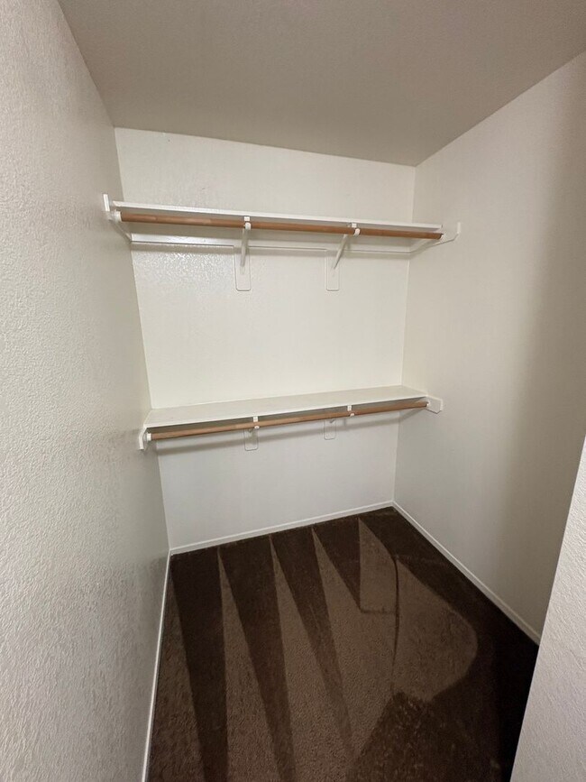 Building Photo - NW Condo Near Shopping Center Available Now!