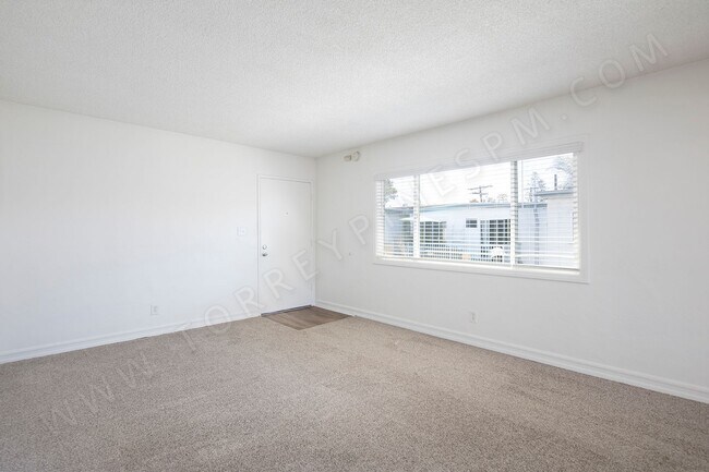 Building Photo - 2 WEEKS FREE!!! 2 BR with Partial Bay Views and Parking!