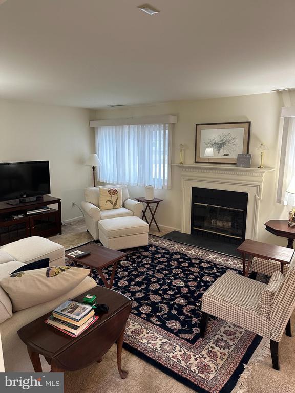 Building Photo - 864 Jefferson Way