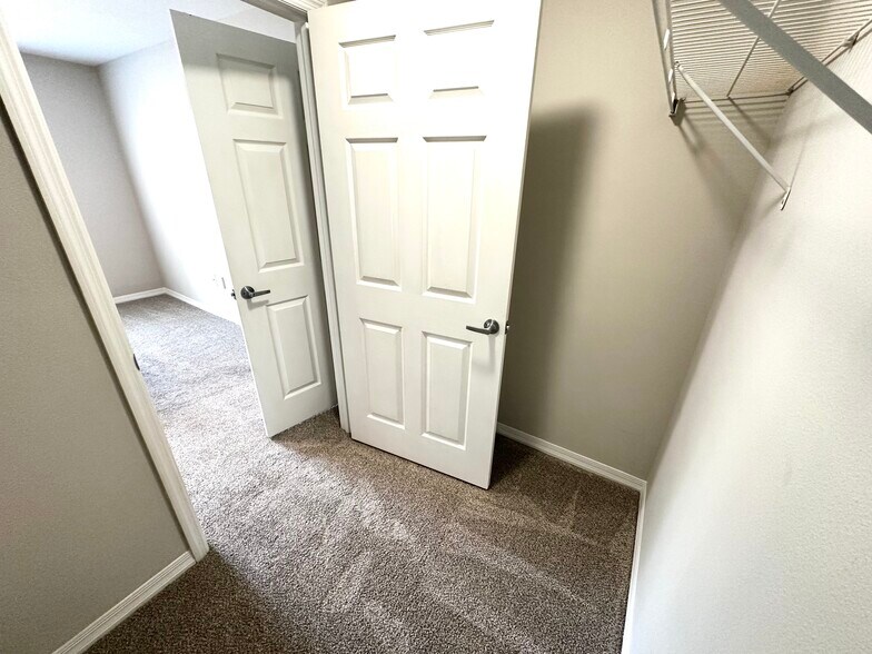 Building Photo - 4274 Calinda Ln