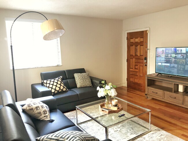 Living Room/Entry - 3182 Day Ave