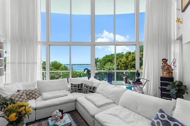 Building Photo - 2127 Brickell Ave