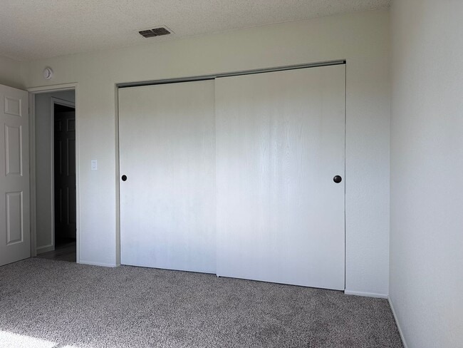 Building Photo - Excellent Florin Area 3bd/2bath home updat...