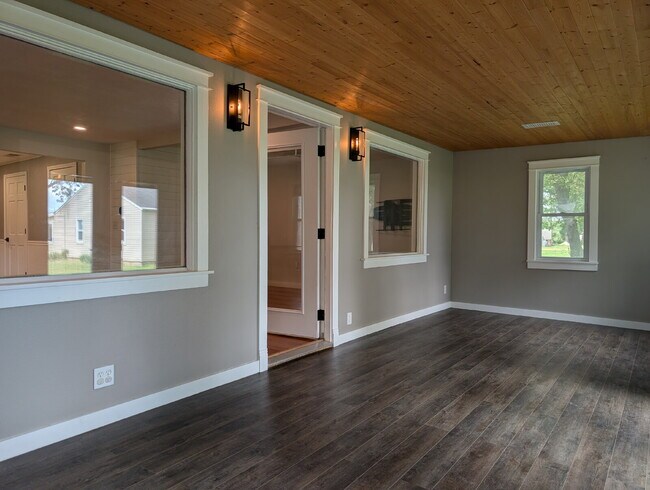 Building Photo - Beautiful 5 Bedroom 2 Bathroom Neenah Lake Home