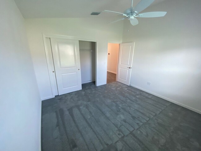 Building Photo - Newer, Beautiful, Spacious  ANNUAL 2 bed, ...