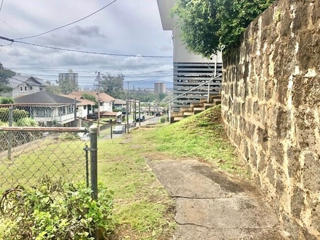 Building Photo - 2 bedroom 1 bathroom perched on the hillsi...