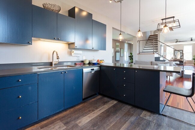 Building Photo - 1530 N Throop St