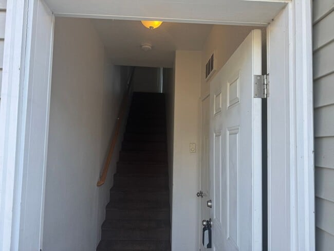 Building Photo - 3 Bed, 2 Bath Townhouse Available!