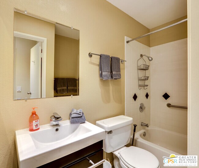 Building Photo - 420 N Villa Ct