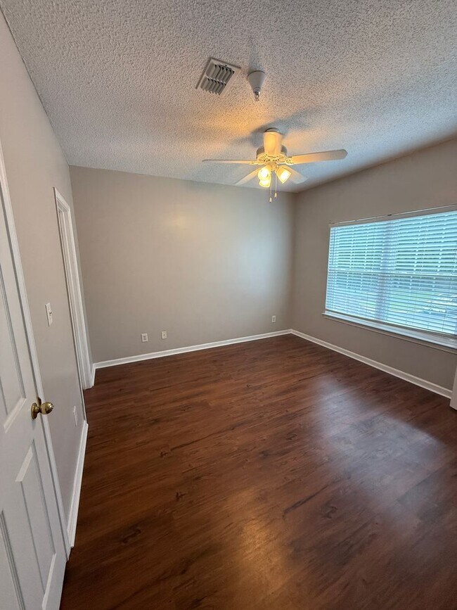 Building Photo - 9201 Walden Park Dr