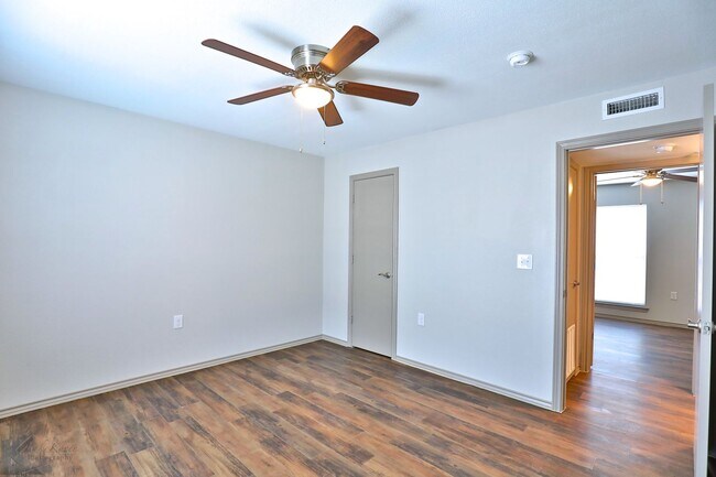 Building Photo - Newly Remodeled South Abilene Apartments!