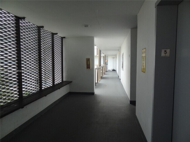 Building Photo - 3401 N Country Club Dr