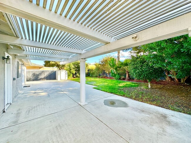 Building Photo - Beautiful, Single-Story, Updated, Private ...