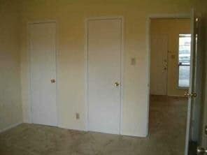 Building Photo - 1/1 Apartment Walking Distance to Shops an...